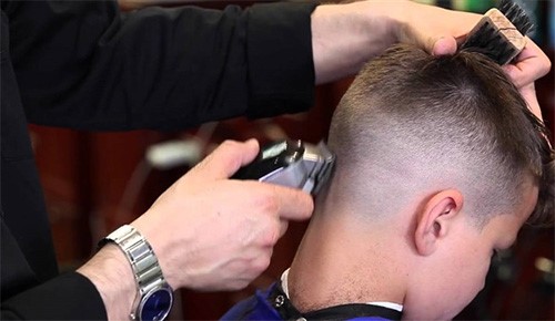 بسبب قصة شعر ابنه.. أب متهور يطلق النار على حلاق 3 مرات