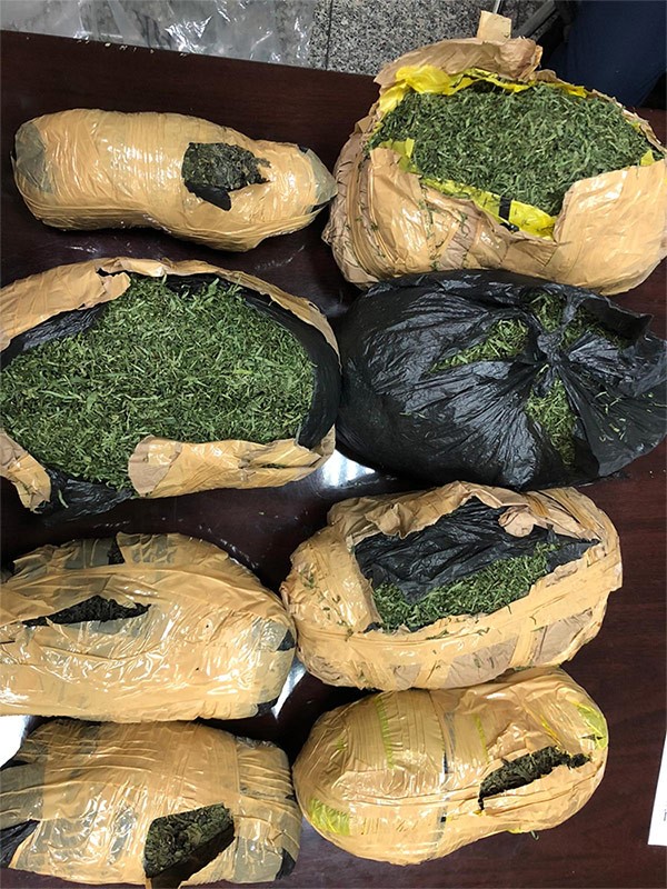 «جمارك الكويت»: احباط محاولتين جديدين لتهريب 11قطعة حشيش و4كيلو قات في أمتعة عربي وافريقية