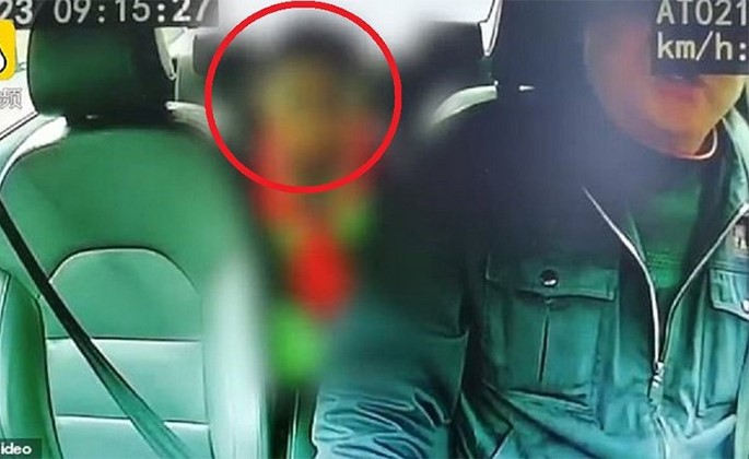 "خذني إلى أقرب ملجأ" قالتها الطفلة وانفجرت بالبكاء .. شاهد اللحظة الصادمة