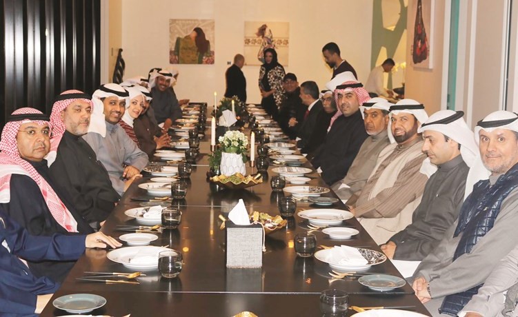 صورة جماعية للحضور خلال حفل العشاء