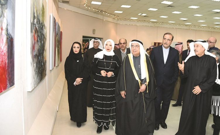 إبراهيم البغلي وعبدالرسول سلمان وأميرة أشكناني خلال جولة بالمعرض
