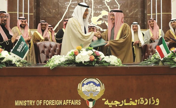 صاحب السمو الملكي الأمير عبدالعزيز بن سلمان ووزير الخارجية الشيخ د.أحمد ناصر المحمد خلال توقيع الاتفاقية
