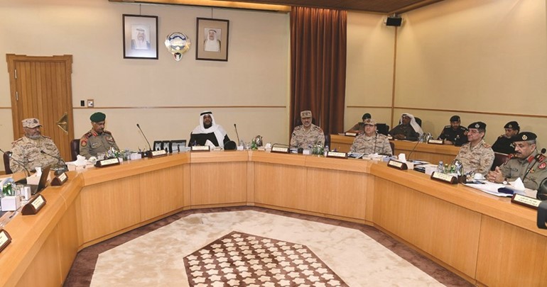 الشيخ أحمد المنصور وكبار قادة الجيش خلال الاجتماع