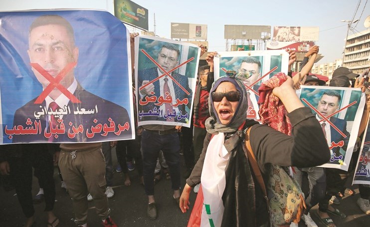 محتجون عراقيون يحملون لافتاتتعبيرا عن رفضهم لأسعد العيداني مرشحا لرئاسة الوزراء		(أ.ف.پ)