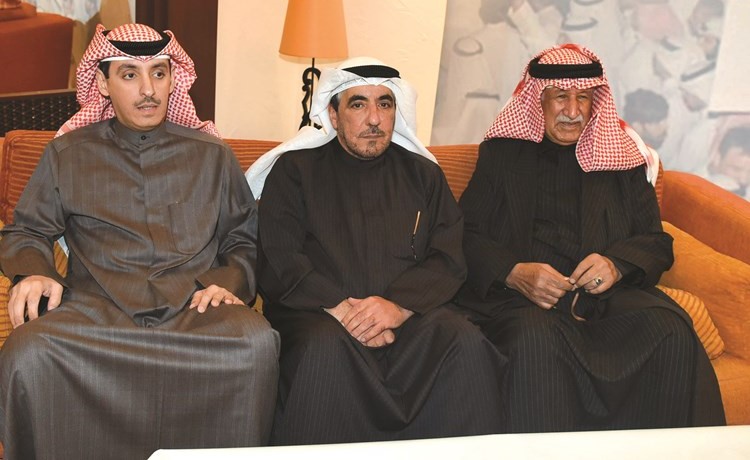 احمد الشريعان ود.حسن جوهر وصالح الملا خلال الندوة 	(احمد علي)