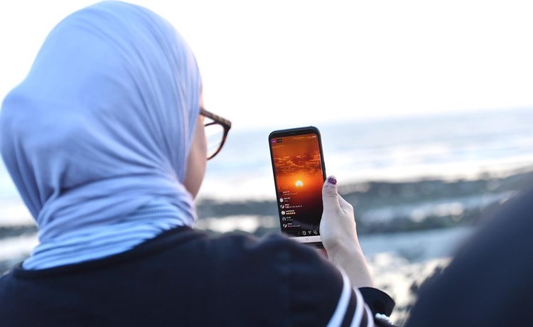مواطنة كويتية تصور الكسوف بهاتفها	 (قاسم باشا)