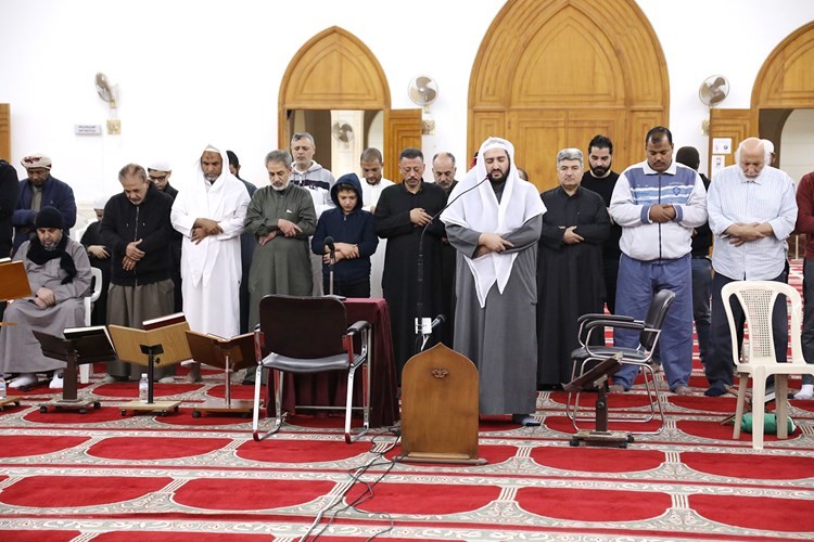 جانب من إقامة صلاة الكسوف في مسجد سبيكة صباح أمس 	(زين علام)