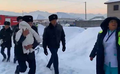 بالفيديو.. انقاذ رضيع من كارثة تحطم الطائرة الكازاخستانية