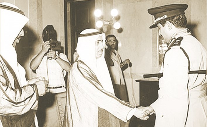 أمير الكويت الراحل الشيخ صباح السالم رحمه الله بحضور الأمير الوالد الشيخ سعد العبدالله رحمه الله يقلد عبداللطيف الثويني وسام الواجب العسكري من الدرجة الممتازة عام ١٩٦٩م