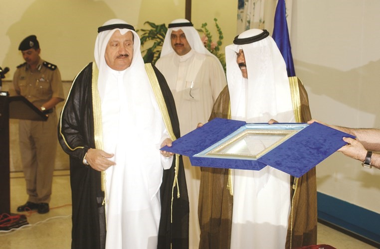 سمو ولي العهد الشيخ نواف الأحمد عندما كان نائبا أول لرئيس الوزراء ووزيرا للداخلية يكرم اللواء المتقاعد عبد اللطيف الثويني رحمه الله عام ٢٠٠٥م