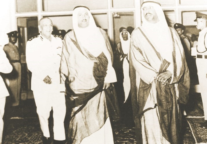 الأمير الوالد الشيخ سعد العبد الله مع وكيل وزارة الداخلية عبد اللطيف الثويني رحمهما الله في احدى المناسبات