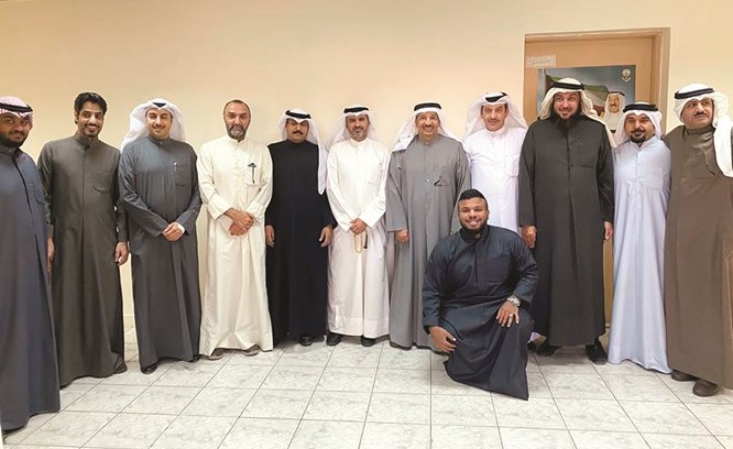 الوزير م.وليد الجاسم متوسطا العاملين في مراكز نظافة الفروانية