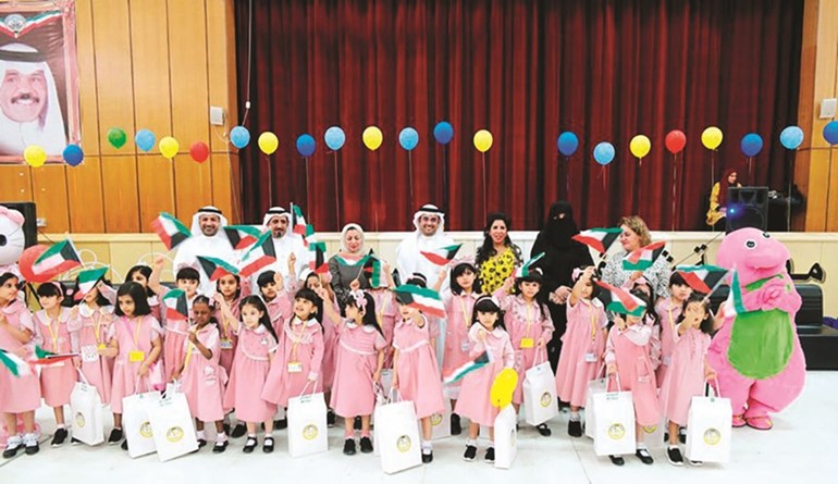 توزيع الهدايا والقرطاسية على طالبات وطلبة المرحلة الابتدائية بالمدارس في محافظة الجهراء