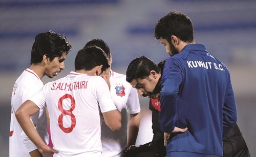 مدرب الكويت عادل فاضل يوجه لاعبيه (المركز الاعلامي للكويت)