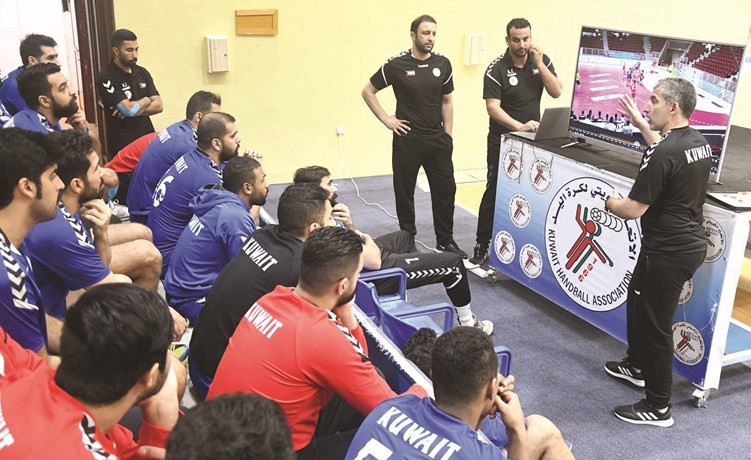 شرح فني خلال تدريبات منتخب اليد