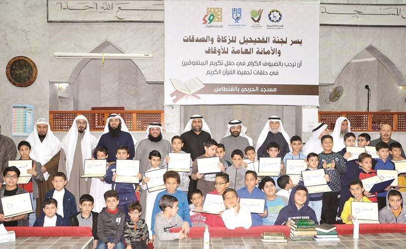 عصام الدبوس وإيهاب الدبوس وحسين العبيدلي في صورة جماعية مع المشاركين والفائزين