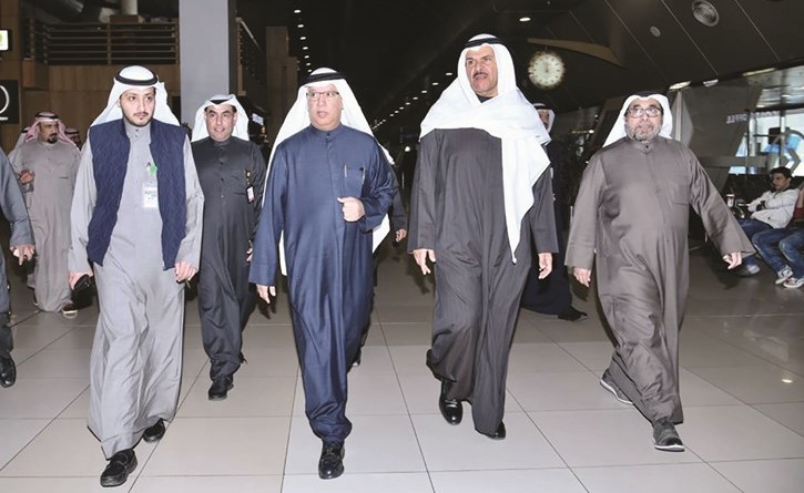 مبارك الحريص والشيخ سلمان الحمود خلال الجولة في المطار