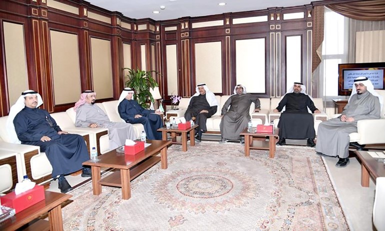 مبارك الحريص خلال اللقاء مع الشيخ سلمان الحمود وقيادات الإدارة العامة للطيران المدني