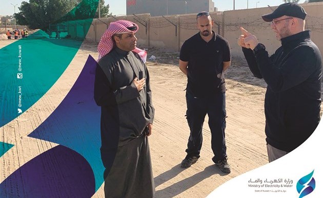 د.خالد الفاضل خلال زيارته محطة العمرية