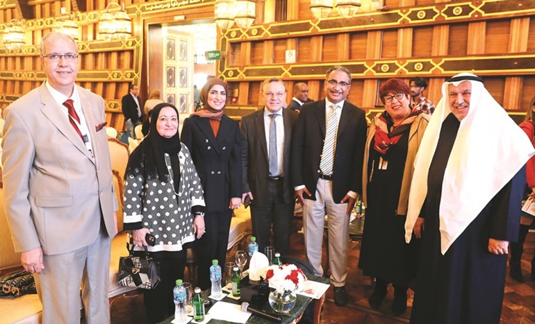 د.سعاد أبل وإدارة مستشفى دار الشفاء