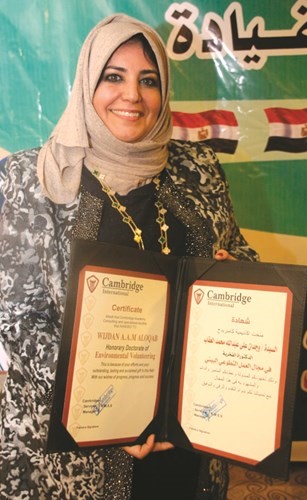 د.وجدان العقاب تحمل شهادة الدكتوراه الفخرية