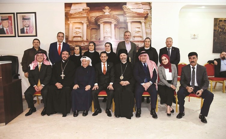 السفير صقر أبو شتال متوسطا المشاركين في الاحتفال