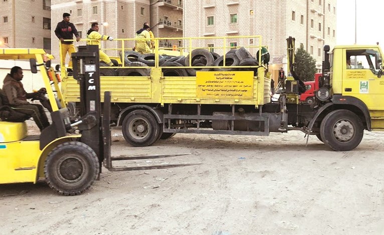 جانب من رفع الإطارات المستعملة في الجليب