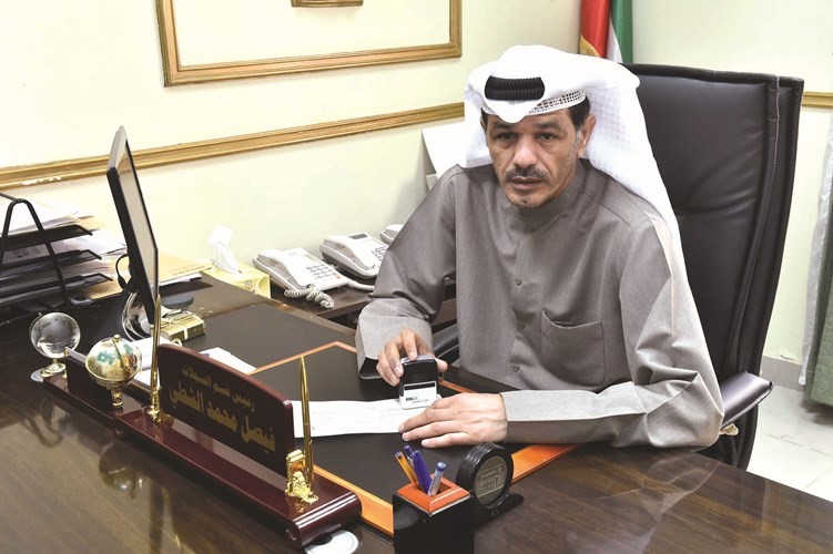 رئيس قسم السجلات فيصل الشطي يعتمد شهادات الميلاد