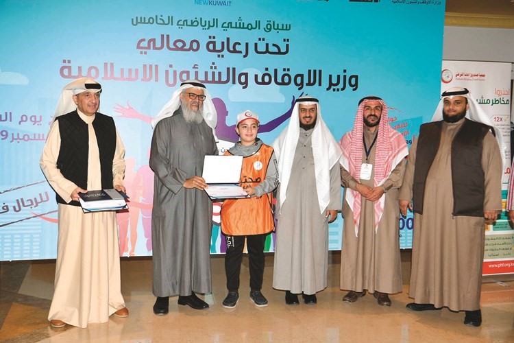 جاسم الربيع ومحمد العليم يكرمان أحد المشاركين	(قاسم باشا)