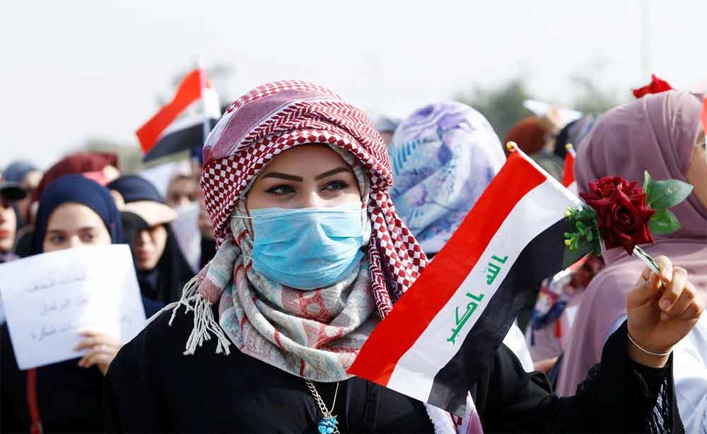 جانب من الاحتجاجات العراقية المستمرة في النجف أمس (رويترز)
