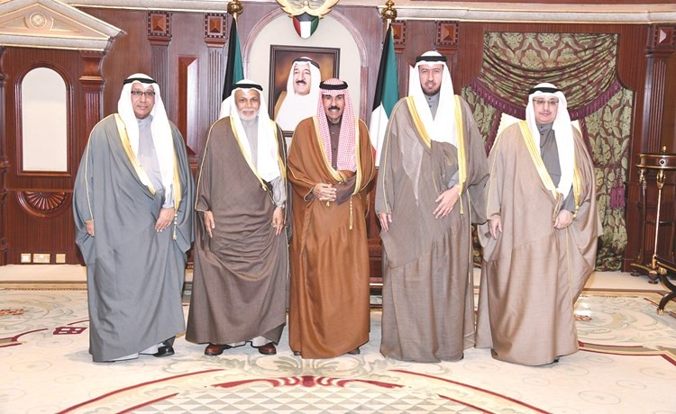 سمو ولي العهد الشيخ نواف الأحمد مستقبلا المستشار يوسف المطاوعة والمستشار د.فهد العفاسي والمستشار صالح المريشد والمستشار عبدالرحمن الدارمي
