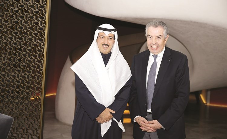 الشيخ أحمد الجابر مستقبلا طارق الشريف