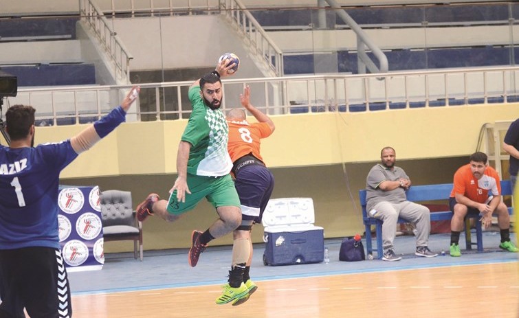 عبدالله مصطفى يسدد على مرمى كاظمة