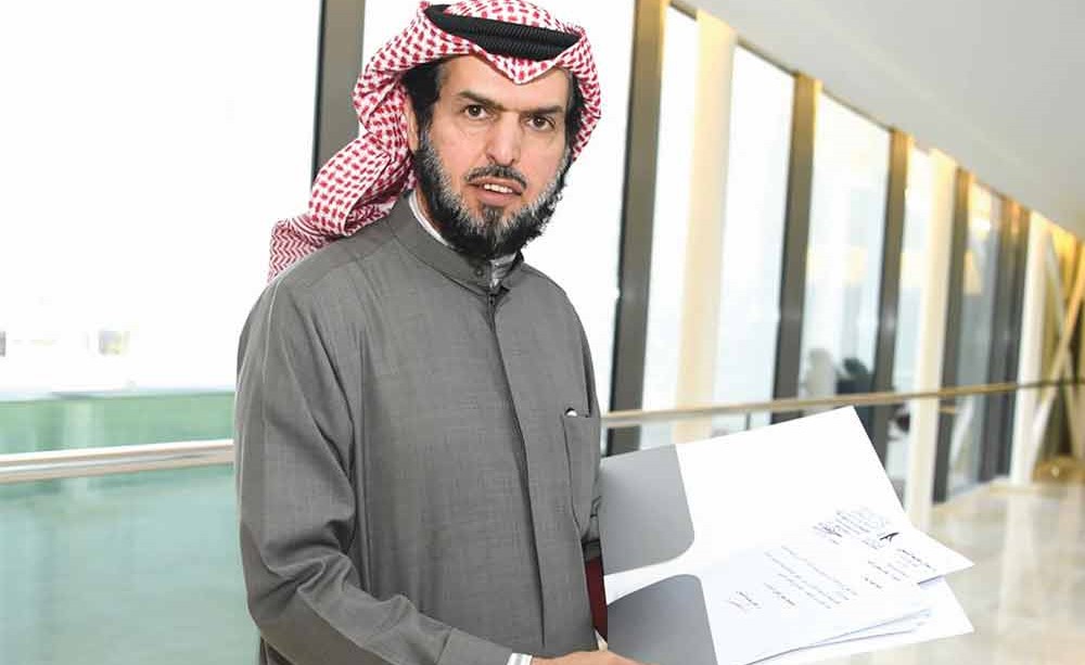 د. عادل الدمخي يعرض صحيفة الاستجواب