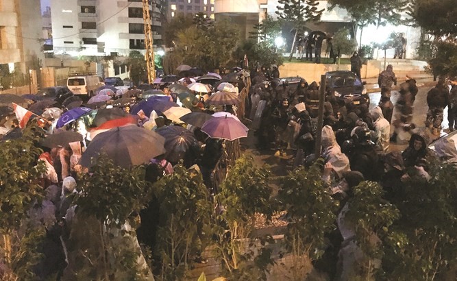 محتجون غاضبون امام منزل رئيس الحكومة المكلف حسان دياب في تلة الخياط	(محمود الطويل)