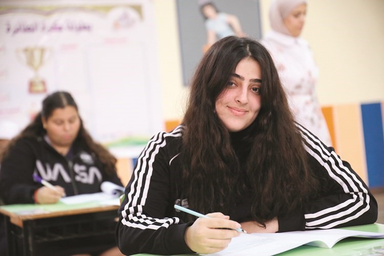 طالبة بمدرسة الروضة خلال أداء الاختبار