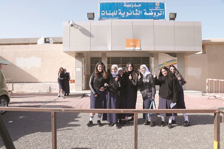 طالبات مدرسة الروضة وعلامة على الرضا بعد الاختبار