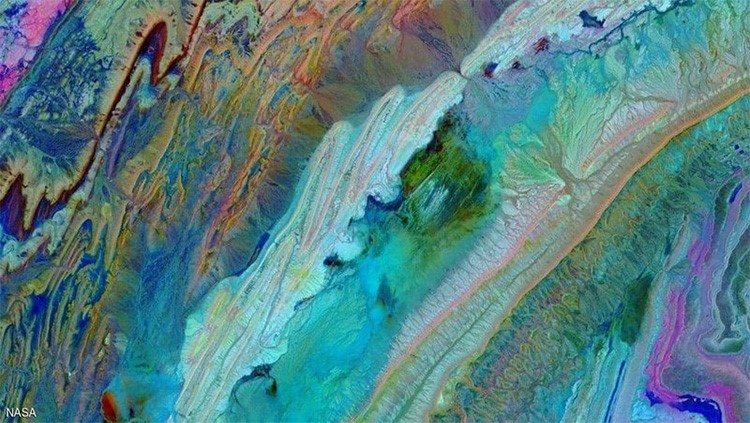 عمره 80 مليون عام.. "ناسا" تنشر صورًا "بديعة" لمَعلم جغرافي بدولة عربية
