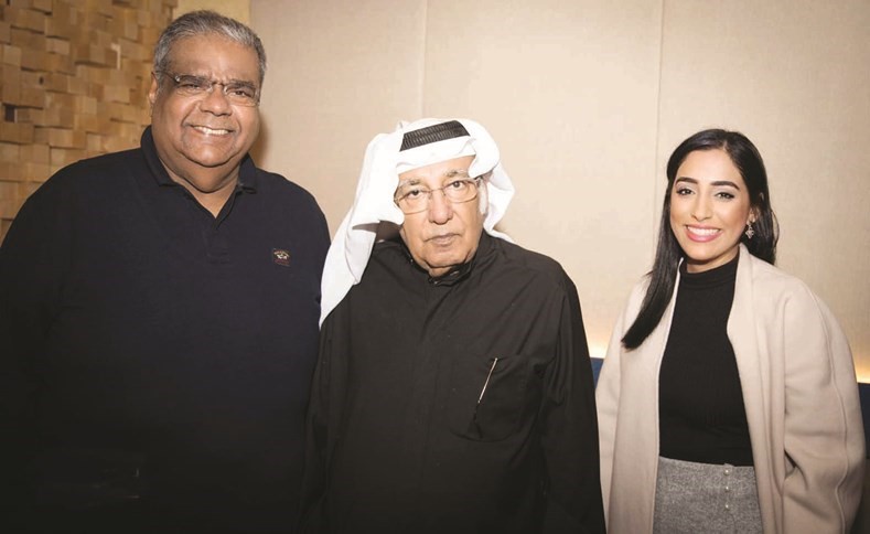 الواعدة دلال تتوسط الشاعر عبداللطيف البناي والملحن انور عبدالله