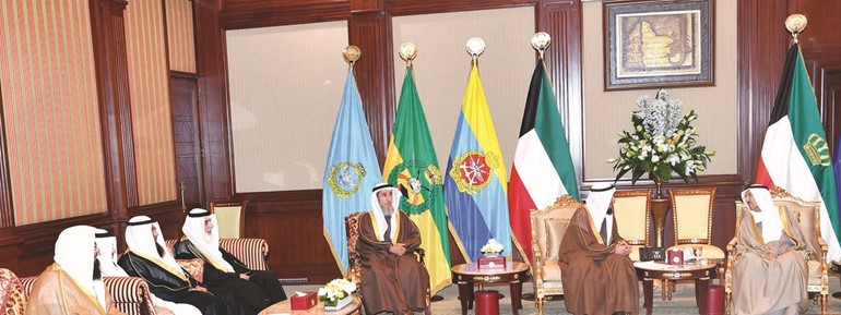 صاحب السمو الأمير الشيخ صباح الأحمد خلال استقباله رئيس وأعضاء جمعية إحياء التراث الإسلامي