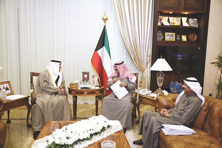 خالد الجارالله خلال استقباله سفير الامارات لدى الكويت صقر الريسي