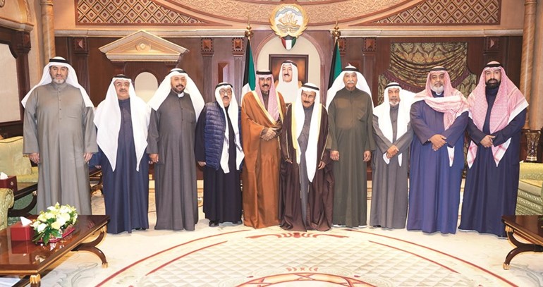 سمو ولي العهد الشيخ نواف الأحمد خلال استقباله عبدالعزيز المفرج وأبناء عائلتي المفرج والمهيني