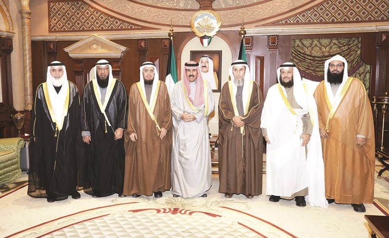 سمو ولي العهد الشيخ نواف الأحمد مستقبلا وفد جمعية إحياء التراث