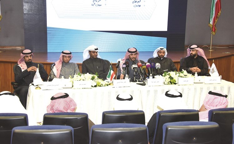 د.صقر الملا يتوسط أعضاء لجنة تطوير الرياضة التنافسية خلال المؤتمر الصحافي	(زين علام)