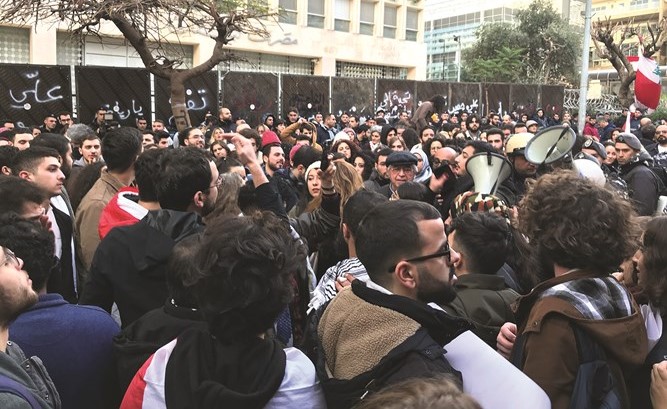محتون غاضبون خلال اعتصامهم امام مصرف لبنان في بيروت	(محمود الطويل)