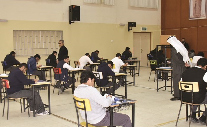 اختبارات الصف الثاني عشر تستأنف اليوم 	(محمد هندواي)