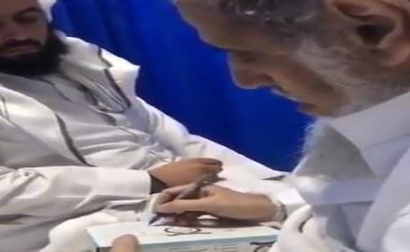 بالفيديو.. مسن سعودي يكتب وصيته على علبة "مناديل" في المستشفى ويفارق الحياة بعدها بساعات