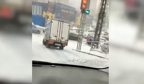 بالفيديو.. مغامرٌ ينقذ حياة فتاة من الموت تحت عجلات شاحنة!