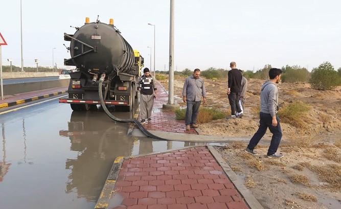 جانب من جهود البلدية في تصريف مياه الأمطار