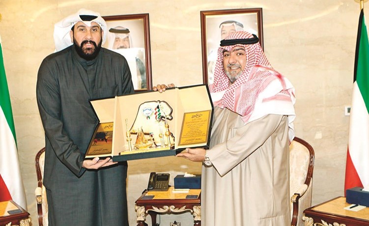 الشيخ ثامر العلي يتسلم درعا تذكارية من يوسف الفضلي